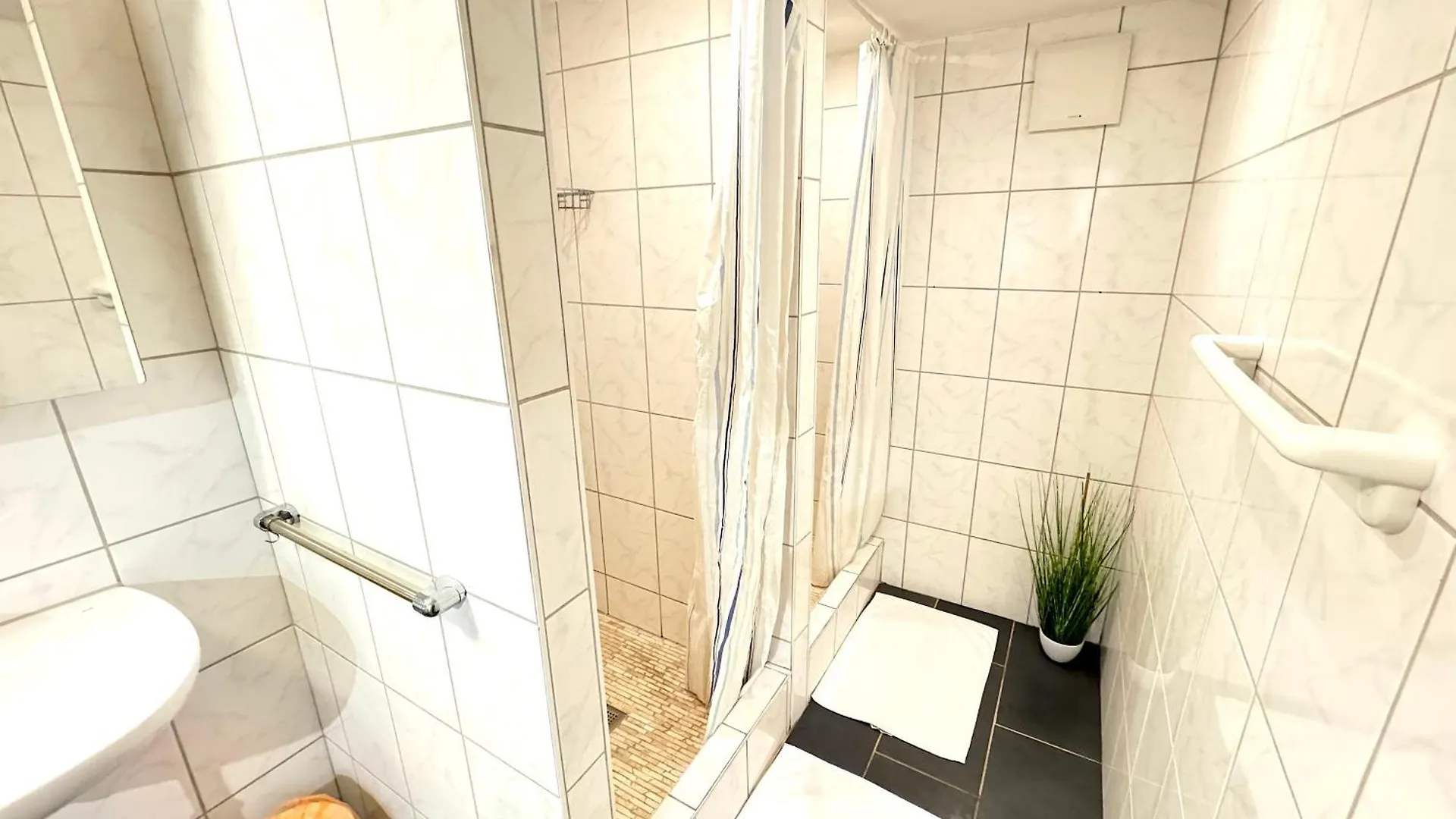 I Apartment 17 Personen - Monteurzimmer - Ferienwohnung, Grosskoellnbach Pilsting